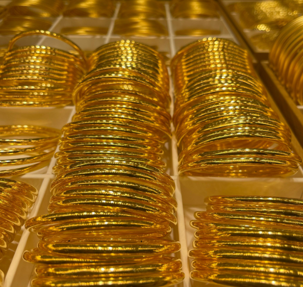 现货黄金尾盘小幅收跌，白银领涨贵金属