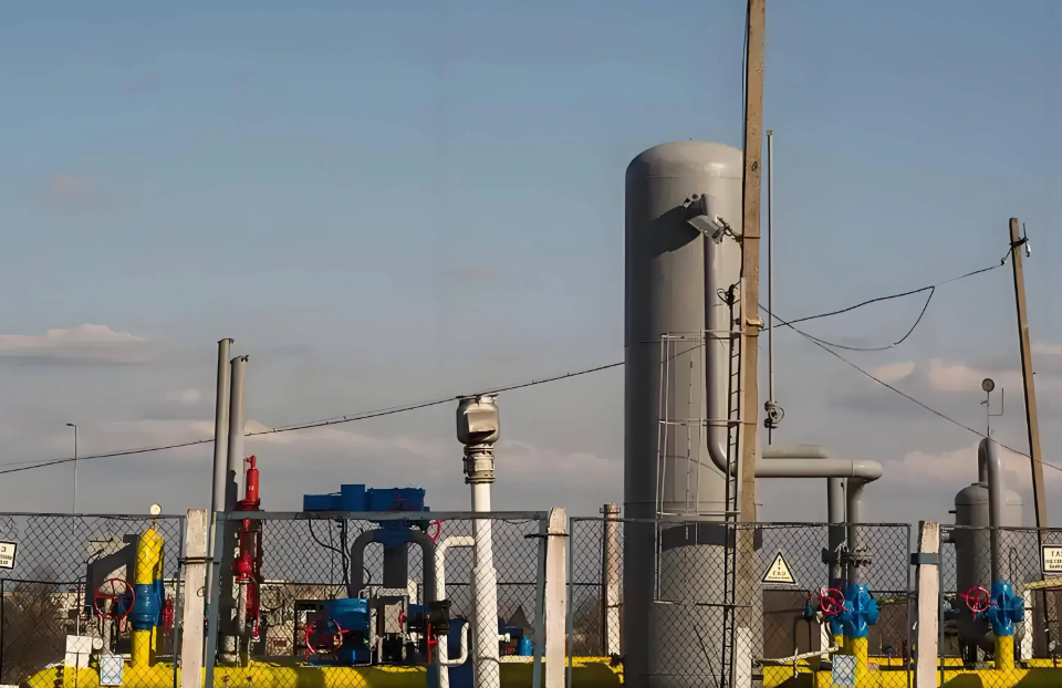 油价微跌 市场关注地缘政治紧张和供应过剩预期